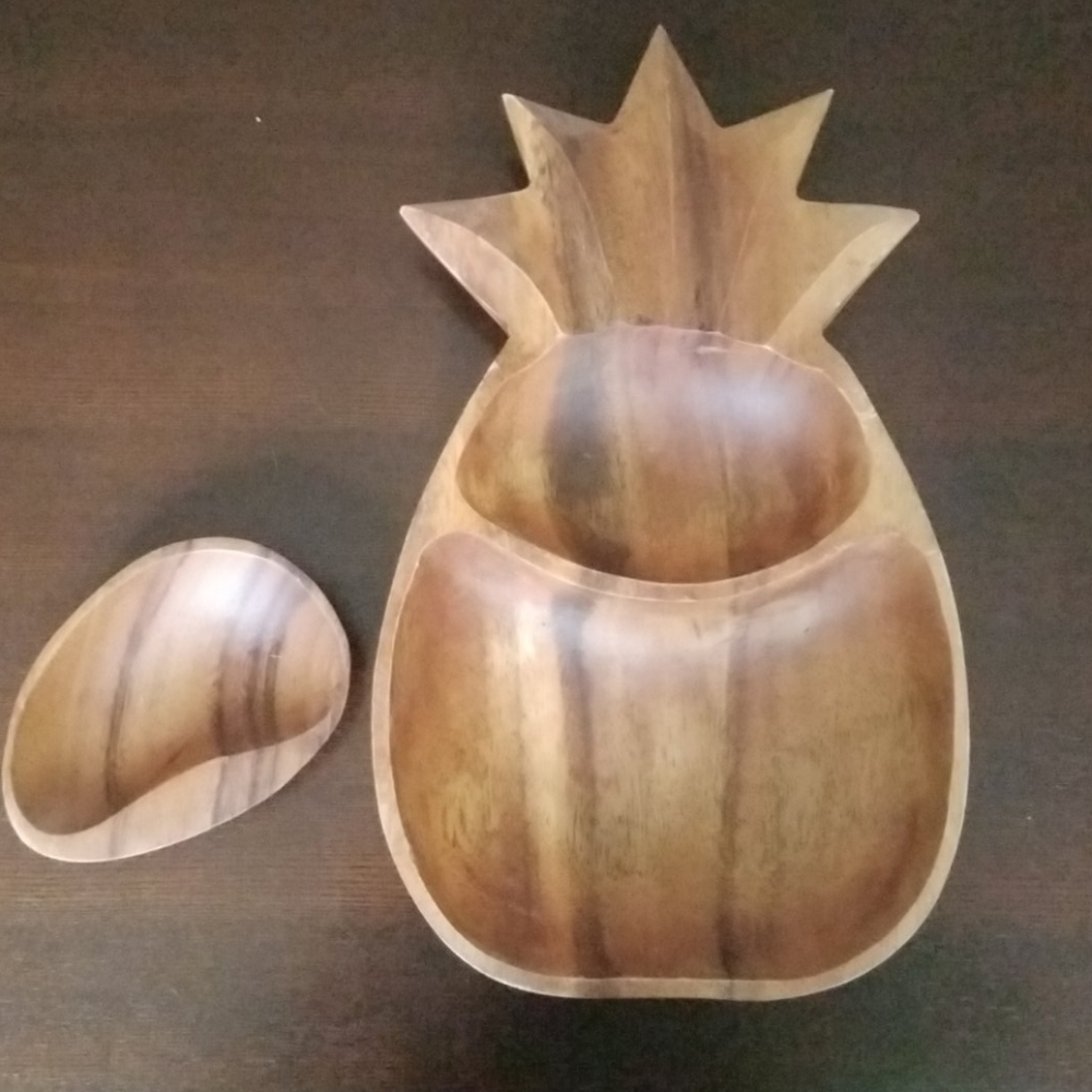 Wooden dish set. 
